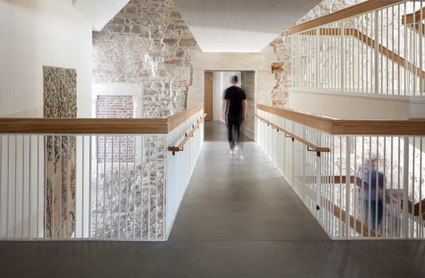 Von hier aus gelangt man auch in die Gstezimmer, die auch in den alten Gebudeteilen saniert wurden.