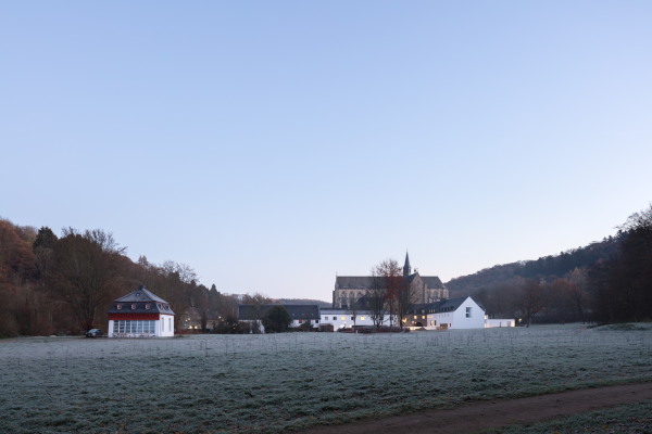 Die Umgebung des Ensembles wurde von den Architekten teilweise rckgebaut, die Landschaft reicht nun wieder direkt an die Gebude.