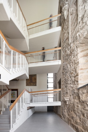 Am Kreuzungspunkt der Trakte entstand ein gebudehohes Haupttreppenhaus.