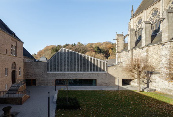 Der Kapellentrakt teilt den bisherigen Hof in einen steinernen und einen gr�nen Bereich.