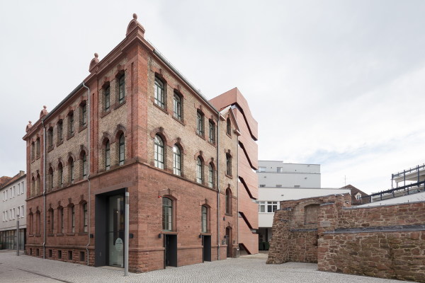heneghan peng architects (Dublin, Berlin): Museum Tonofenfabrik, Lahr