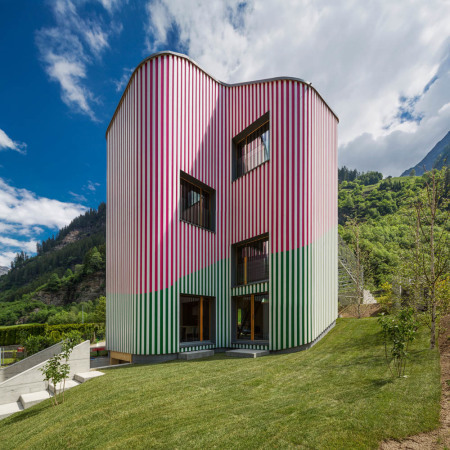 Ebenfalls mit einer Anerkennung 2018 kann sich das Haus Kunstbau von Davide Macullo Architects mit Knstler Daniel Buren schmcken.