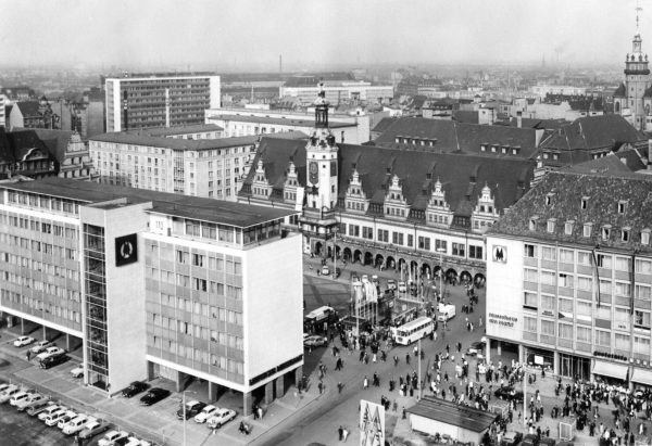 Blick vom Thomaskirchturm auf das Altes Rathaus, das Messehaus am Markt und das Leipziger Messeamt um 1968
