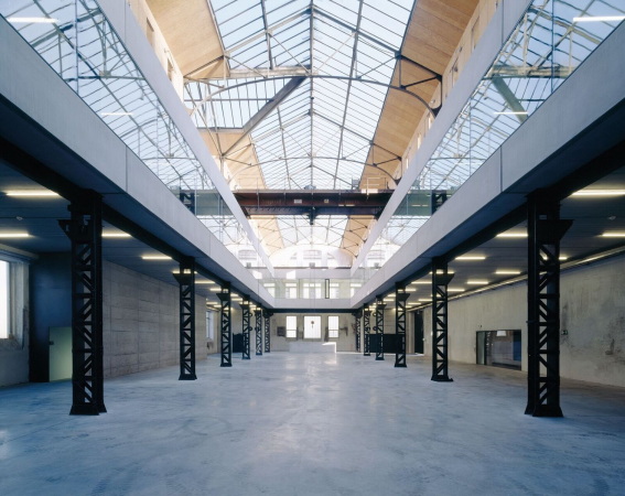 Umbau einer alten Maschinenhalle zum Brogebude LLoonbase in Wien von BEHF Architects, 2006