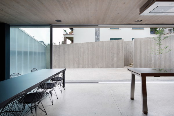 ber eine vollverglaste, zurckschiebbare Wand kann der Wohnbereich komplett zum Auenraum geffnet werden.
