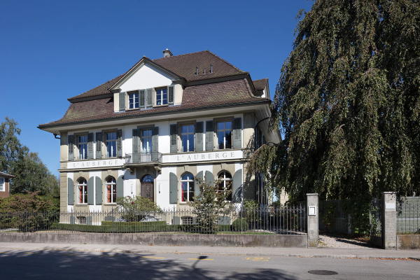 Zwischen dem Bahnhof und dem Zentrum bildete sich ab 1860 ein stattliches Villenquartier aus. Im Bild die zum Hotel und Restaurant umfunktionierte klassizistische Villa an der Murgenthalstrasse.