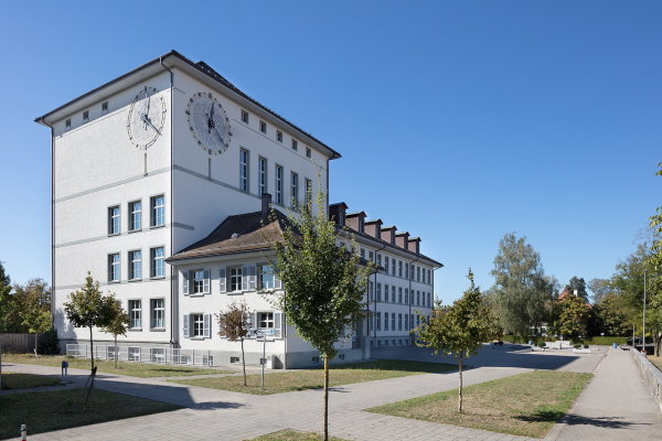 Innerhalb des Bildungszentrums Kreuzfeld nimmt das von Hans Klauser 19281930 realisierte und krzlich fachgerecht renovierte Schulhaus eine prominente Rolle ein.
