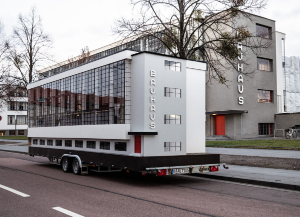 Wohnmaschine: Das Bauhaus Dessau im Mastab 1:6 als Tiny House Version auf einem PKW-Anhnger