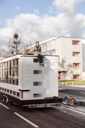 Das Mini-Bauhaus soll von Dessau ber Berlin nach Kinshasa und Hongkong reisen.