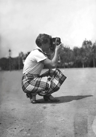 Ella Bergmann-Michel mit 35mm Kinamo Kamera, 1932