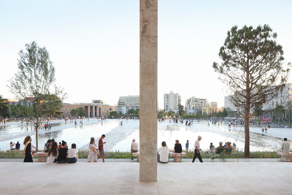 Skanderbeg Square, Tirana, Albanien von 51N4E, Plant en Houtgoed, Anri Sala, iRI