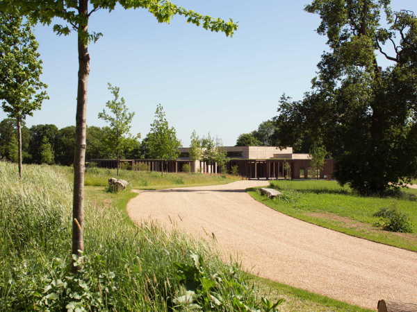 Jdische Trauerhalle von Waugh Thistleton Architects bei London