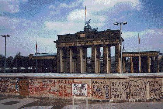 Der ehemalige Verlauf der Berliner Mauer wird markiert