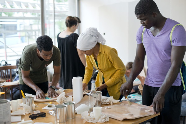 Gemeisam mit Studierenden der Hochschule Mnchen wurden Mbel fr das Caf entwickelt, die nun in Workshops mit Geflchteten gebaut werden