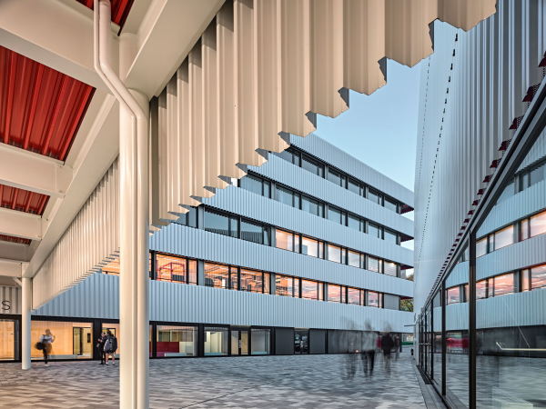 Sportkomplex von EM2N