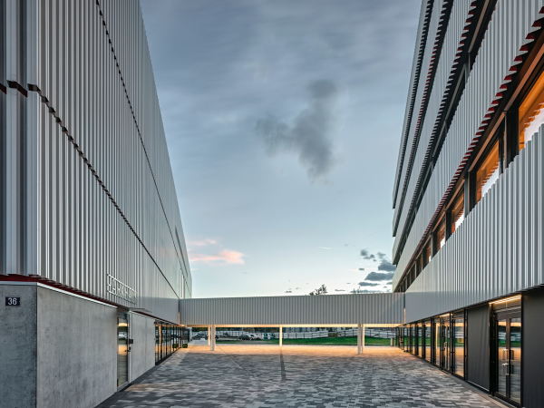 Sportkomplex von EM2N