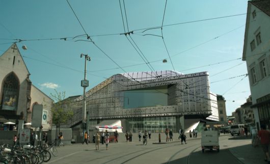 Der Neubau neben der Barfüsserkirche (links im Bild)