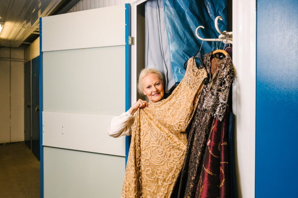 Selfstorage als Garderoben-Ersatz: Nutzerin Renata Werdung lagert ihre Abendkleider auswrts.