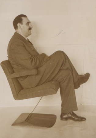 Anton Lorenz auf einem Stuhl mit Glassttze (Experiment), 1938/39