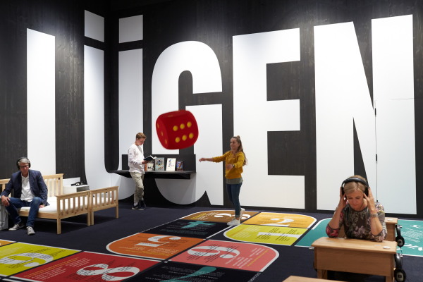 Blick in die aktuelle Ausstellung FAKE. Die ganze Wahrheit