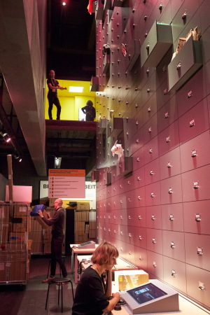 Blick in die aktuelle Ausstellung FAKE. Die ganze Wahrheit