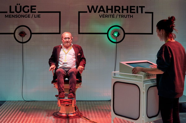 Blick in die aktuelle Ausstellung FAKE. Die ganze Wahrheit