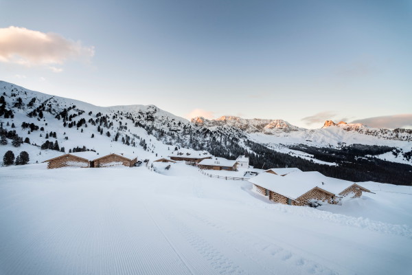 Die Hotelerweiterung der Zallinger Hütte soll den Charme eines kleines Alpendorfs wieder aufleben lassen.