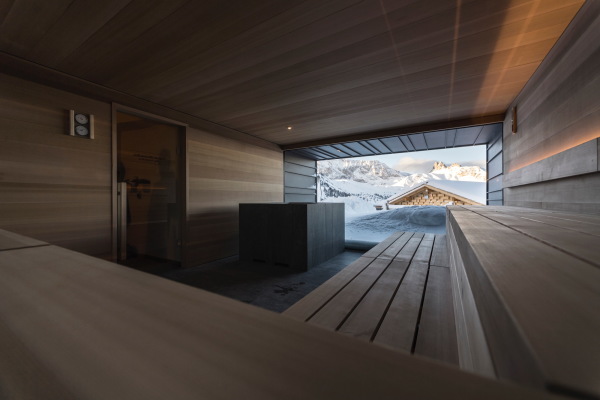 Das Panoramafenster in der Sauna bietet sich ein Blick auf dem Plattkofel.