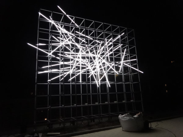 Kunst am Bau: Lichtskulptur SPLASH von Barbara Trautmann.