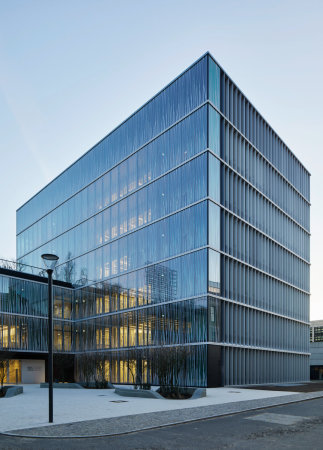 Die Glasfassade des neuen Max-Delbrck-Centrums bedruckten Staab Architekten mit einem organischen Muster, das auch einen Sonnenschutz gewhrt.