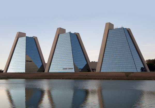 The Pyramids Brokomplex in Indianapolis von 1972