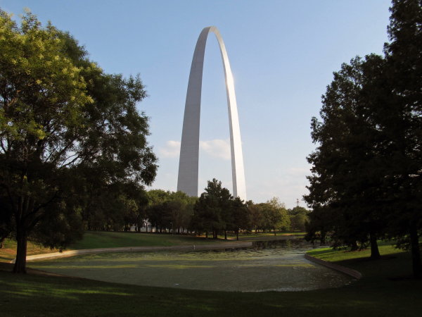 Gateway Arch in St. Louis von 1966. Das Projekt wurde noch von Eero Saarinen entworfen und nach dessen Tod 1961 von Roche und Dinkeloo fertiggestellt