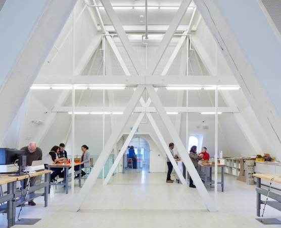 Im Dachboden bleiben die ursprnglichen sternfrmigen Stahlbinder des historischen Gebudes sichtbar