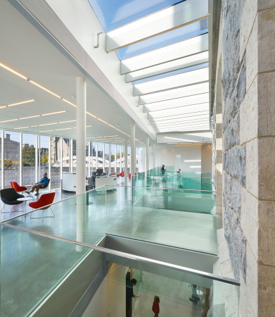 Mehrere Brcken verbinden Alt- und Neubau