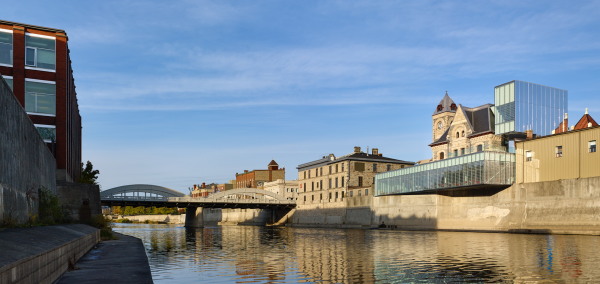 Ansicht der westlichen Flussseite der Bibliothek