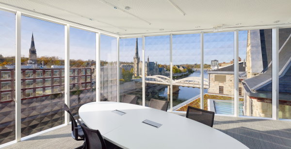 Der Sitzungssaal im Neubau thront �ber dem Fluss