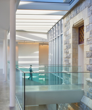 Mehrere Br�cken verbinden Alt- und Neubau