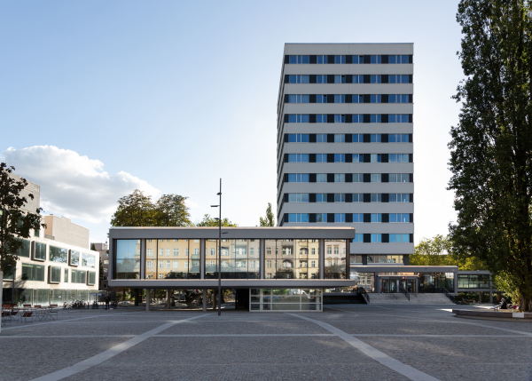 Von 2013 bis Ende 2018 arbeiteten Rthnick Architekten an der Sanierung von Fritz Bronemanns Rathaus-Erweiterung im Wedding, die in den Jahren 196466 entstand.