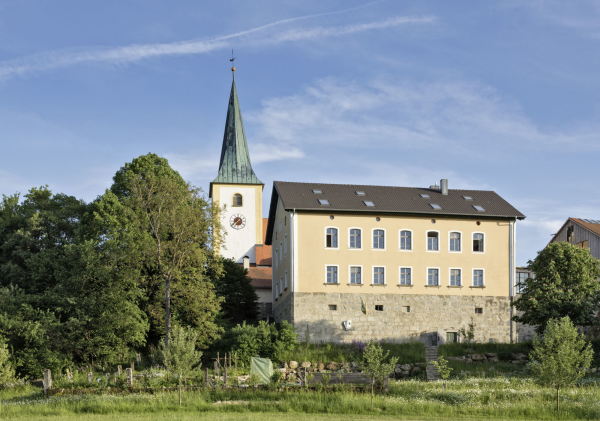 Der Sitz der Galerie Zink in Waldkirchen: Das ehemalige Pfarranwesen thront wie eine kleine Burg auf einem Hgel.