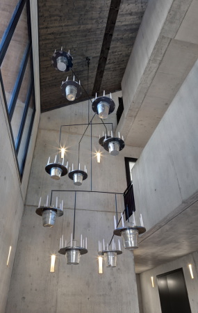 Im Eingangsfoyer hngt die Arbeit Chandelier des belgischen Knstlers Dirk Zoete.
