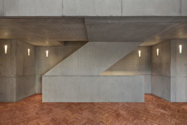 Die Erschlieung der beiden Obergeschosse erfolgt ber eine offenes, Z-frmiges Treppenhaus.