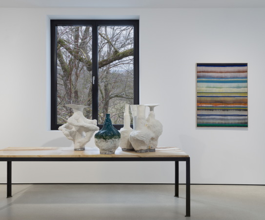 ... und ein seitliches Fenster rahmt den Blick in das Ge�st einer hundertj�hrigen Linde. Im Vordergrund Porzellanobjekte von Johannes Nagel und eine Wandarbeit von Sky Glabush.