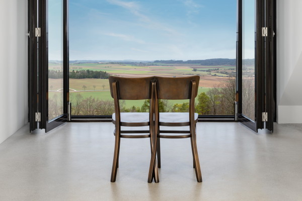 Die Gaubenfenster lassen sich komplett ffnen  hier mit einer Stuhlskulptur von Atelier Lachaert Dhanis aus Belgien.