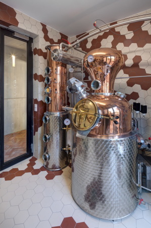 Durfte nicht fehlen: Die Brennerei im Erdgeschoss, in der Michael Zink bald Obstschnpse produziert.