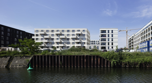Blick von der Uferkante. Links der Abschnitt von Zoom / zanderroth, rechts von Andr Poitiers Architekt Stadtplaner