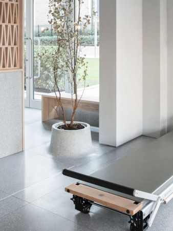 ... der in den Boden bergehende Terrazzoblumentopf ...