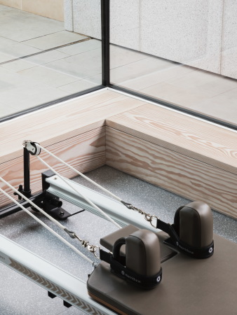 Eckl�sung mit Holzstufe und Fenster.