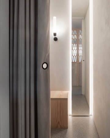 ... oder die Hintergrundbeleuchtung des Spiegels zeugen von spielerischer Freude der Architekt*innen.