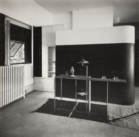 E.1027, Blick auf die Garderobe vom Salon. Links das Nordfenster zum Pfad vor dem Haupteingang, 1926-29