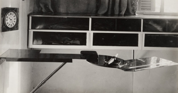 E.1027, doppelt faltbarer Nachttisch neben dem Haupt-Bett, 1926-29